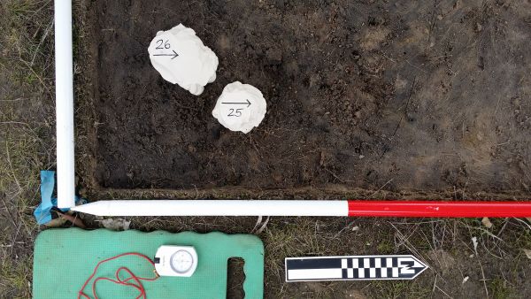 Archaeomagnetic sampling of burned artefacts using plaster, level and compass